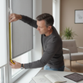 Wie misst man ein Fenster für Tag- und Nachtrollos richtig mit Maßstab