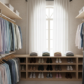 Kleidung im tiefen Kleiderschrank ordnen mit System